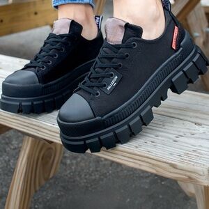 NIB Palladium Women’s Revolt Lo Tx Boots in Black/Black, Size 8